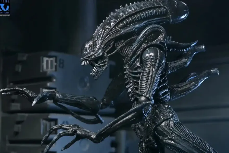 Aliens 40th Anniversary Warrior Xenomorph Black Ultimate Actionfigur