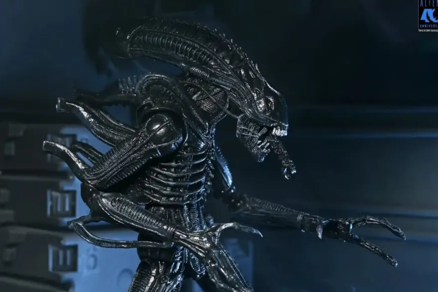Aliens 40th Anniversary Warrior Xenomorph Black Ultimate Actionfigur