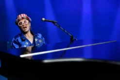B-Ware: Elton John Retro Actionfigur Elton John (Live 1976) - Eingedrückte Verpackung
