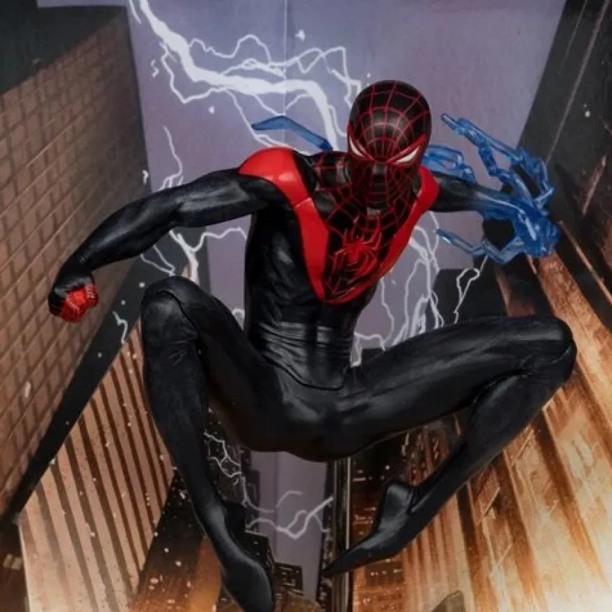 Marvel Wave 2 Spider-Man Miles Morales: Spider-Man #1 1:10 Scale Posed Figure with Scene