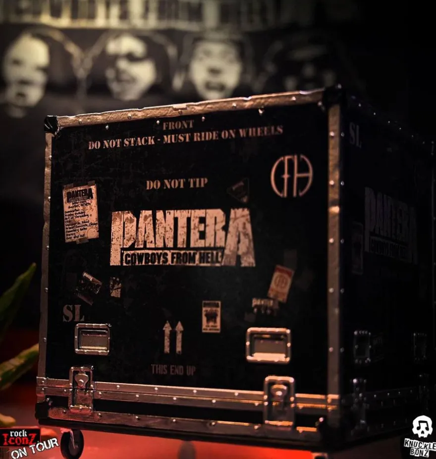 Pantera Rock Ikonz Cowboys From Hell On Tour Road Case Statue & Bühnenhintergrund Set