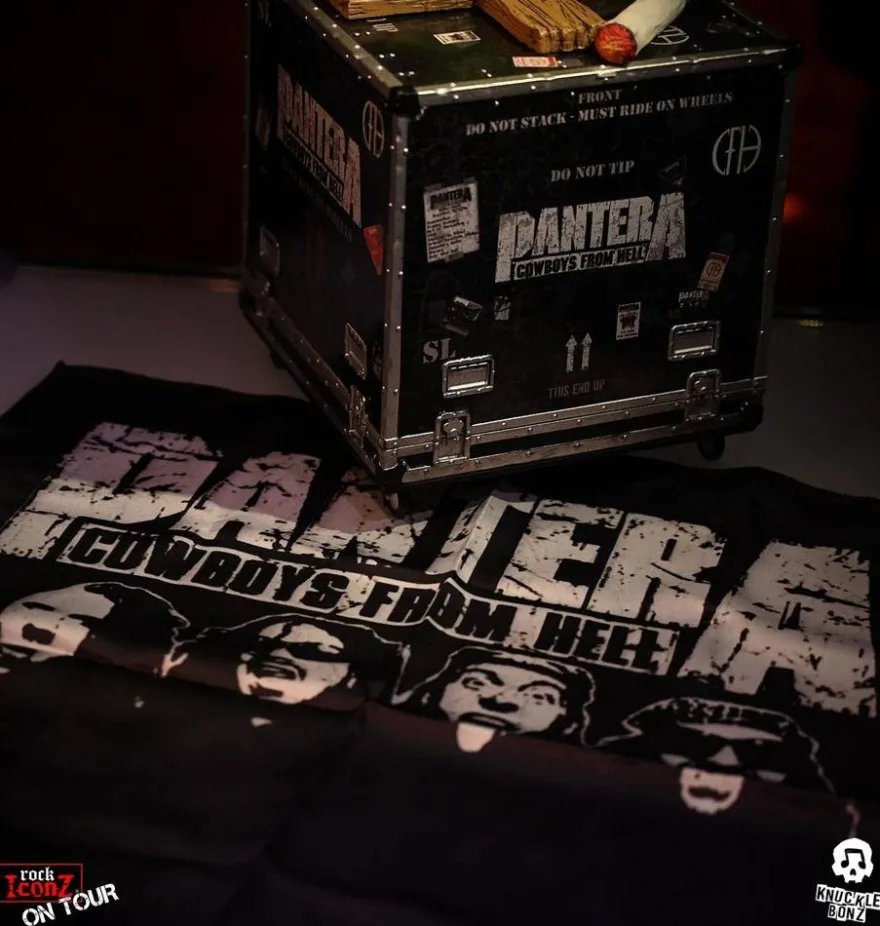 Pantera Rock Ikonz Cowboys From Hell On Tour Road Case Statue & Bühnenhintergrund Set