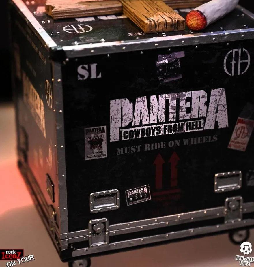 Pantera Rock Ikonz Cowboys From Hell On Tour Road Case Statue & Bühnenhintergrund Set