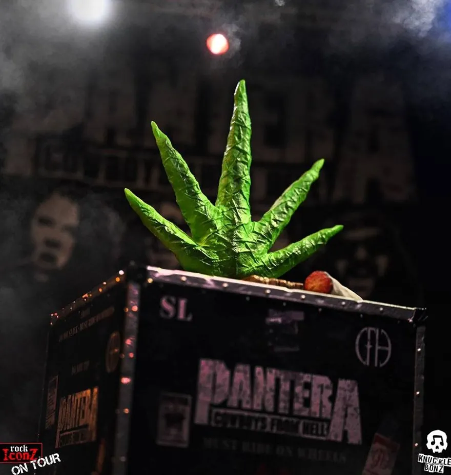 Pantera Rock Ikonz Cowboys From Hell On Tour Road Case Statue & Bühnenhintergrund Set