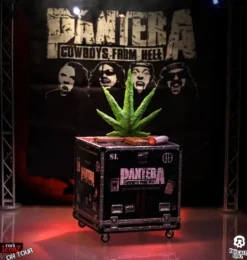 Pantera Rock Ikonz Cowboys From Hell On Tour Road Case Statue & Bühnenhintergrund Set