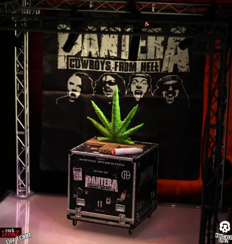 Pantera Rock Ikonz Cowboys From Hell On Tour Road Case Statue & Bühnenhintergrund Set