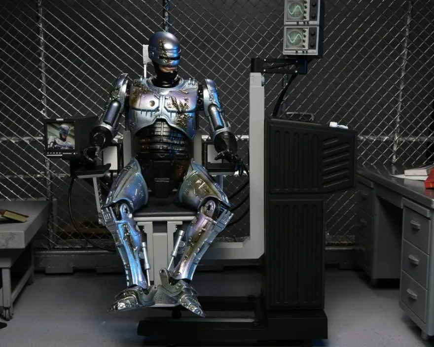 RoboCop Actionfigur Ultimate Battle Damaged RoboCop with Chair