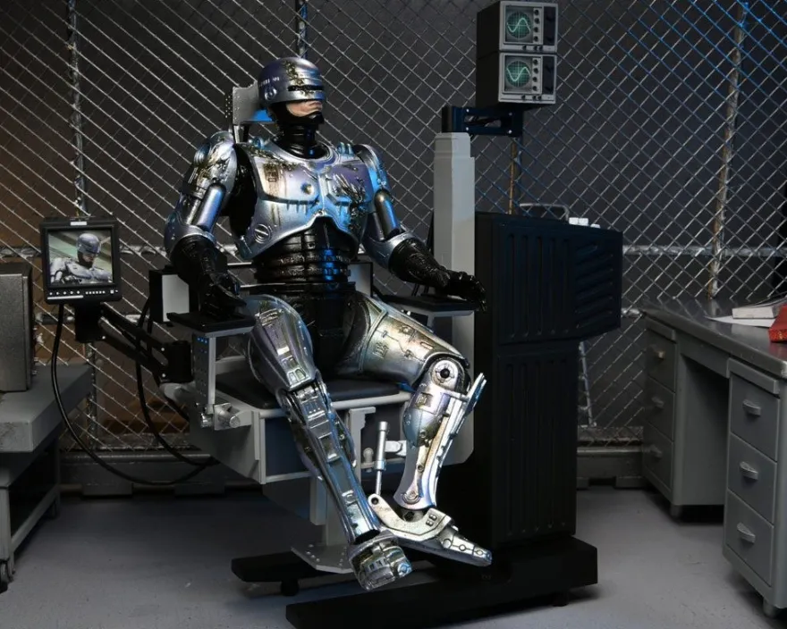 RoboCop Actionfigur Ultimate Battle Damaged RoboCop with Chair